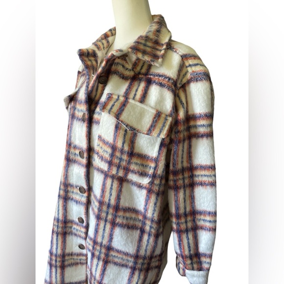 NWT Maurices Faux Wool Plaid Shacket, Size Medium - Picture 4 of 6